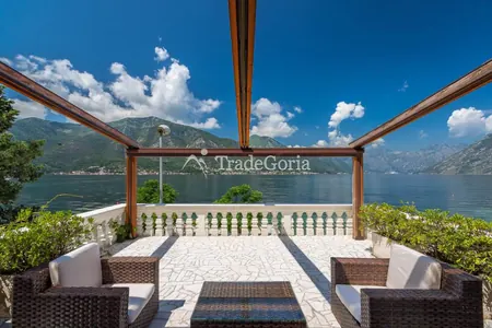 Villa an der ersten Meereslinie, mit Steg und Garage in Dobrota, Bucht von Kotor.