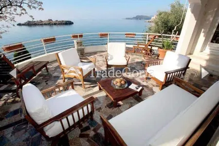 Vila sa apartmanima u Svetom Stefanu
