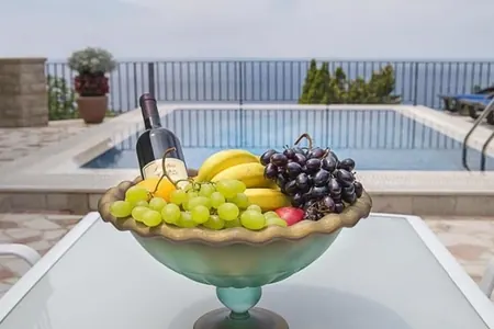 Villa mit 4 Schlafzimmern und Meerblick in Petrovac