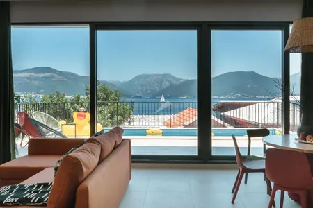 Villa with swimming pool near the sea