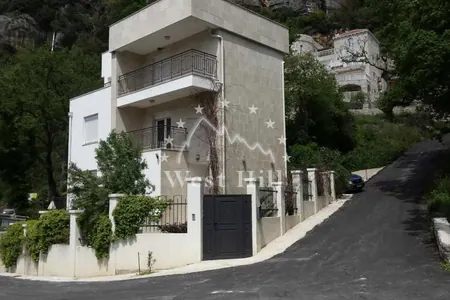 Vila sa tri stana na 30 m od mora