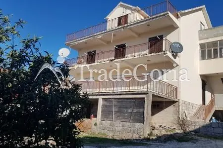 Land plot with a house in Mazhino (Tivat)