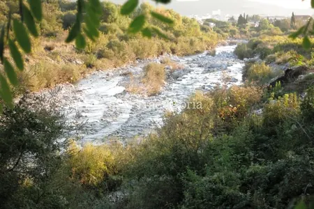 Grundstück in Shushan entlang des Flusses