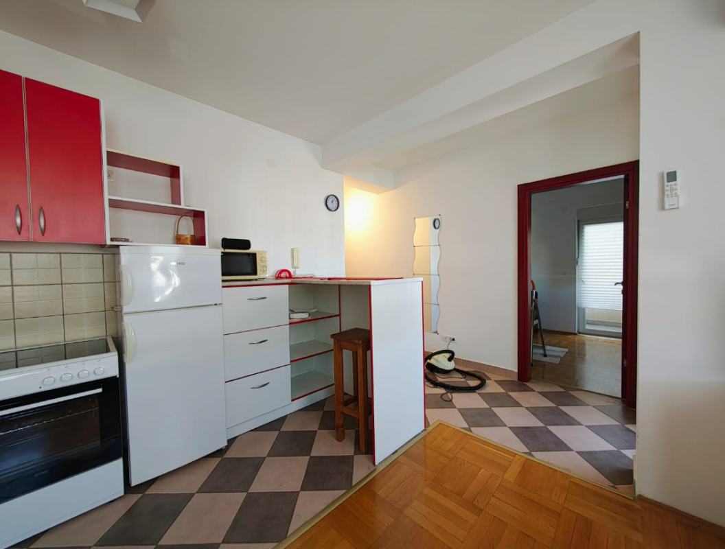 Helle 1-Zimmer-Wohnung mit zwei Balkonen und Bergblick