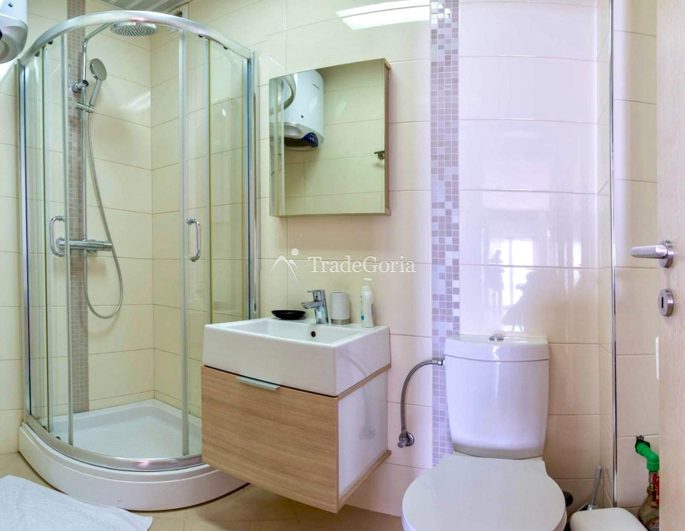 Stan na prvom spratu sa 2 spavaće sobe, u kompleksu sa bazenom i prelepim pogledom na more u D.