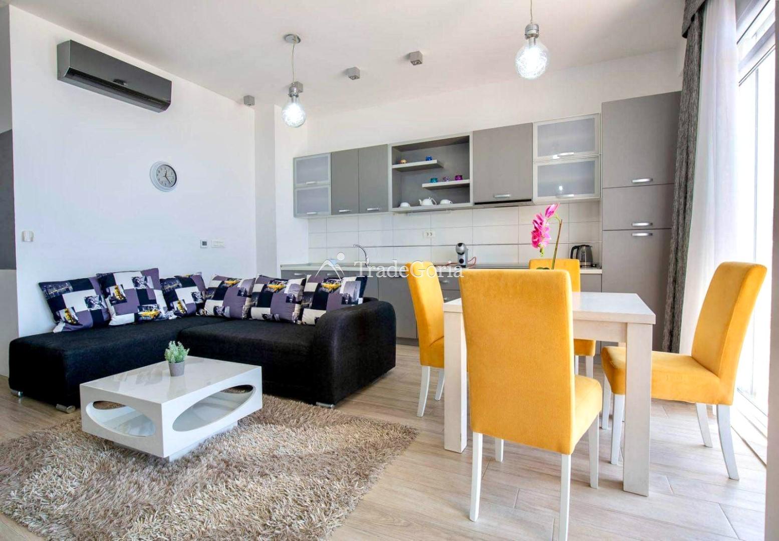 Stan na prvom spratu sa 2 spavaće sobe, u kompleksu sa bazenom i prelepim pogledom na more u D.