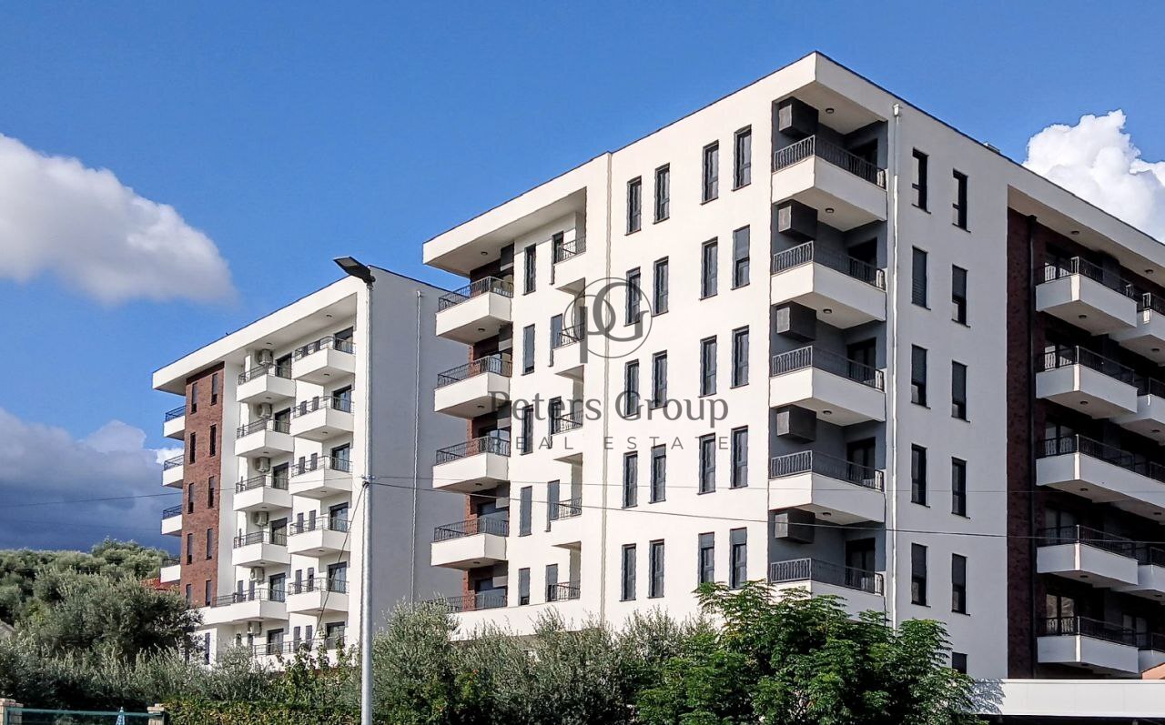 Dvosoban stan (1+2) na prodaju u novoj stambenoj zgradi sa pogledom na grad i planinu