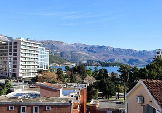 One-bedroom apartment with sea and mountain views in the very center of Budva, 200 meters to the se