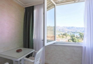 One-bedroom apartment with sea and mountain views in the very center of Budva, 200 meters to the se