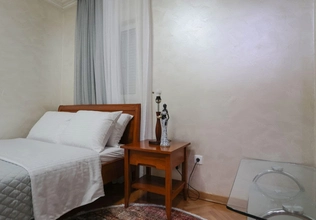 One-bedroom apartment with sea and mountain views in the very center of Budva, 200 meters to the se