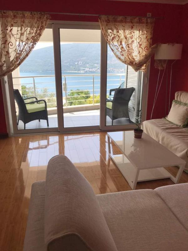 Apartment for sale with sea view in Herceg Novi.