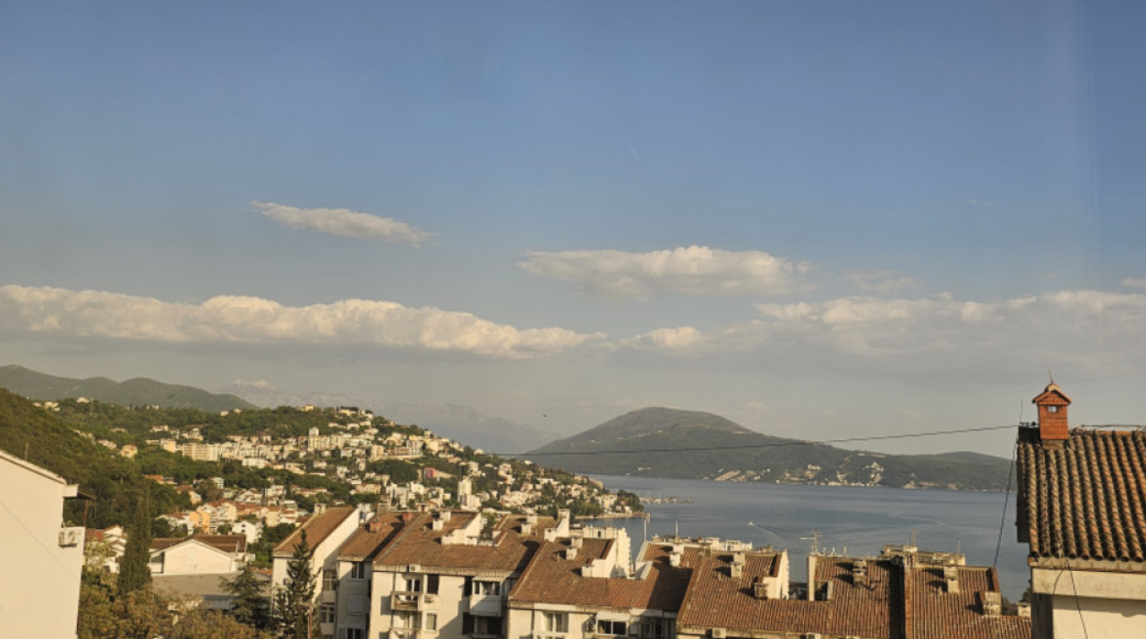 Apartment for sale with sea view in Igalo.