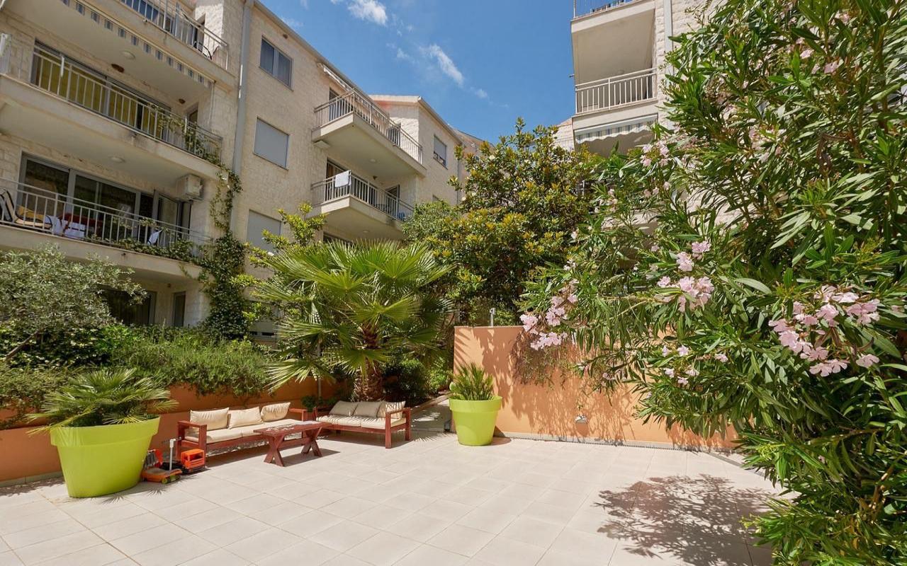 1-Zimmer-Apartment mit großer Terrasse, Petrovac