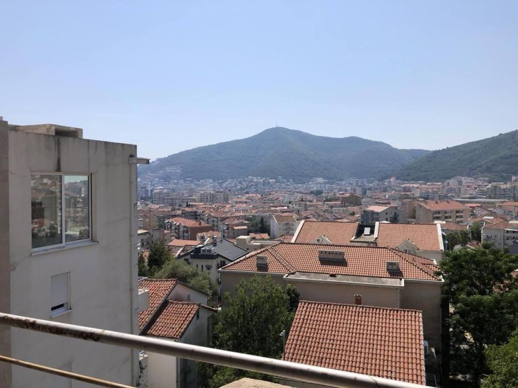 One bedroom apartment with sea view.