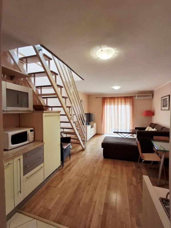 Geräumiges Duplex-Apartment in Budva (Becici) zu verkaufen