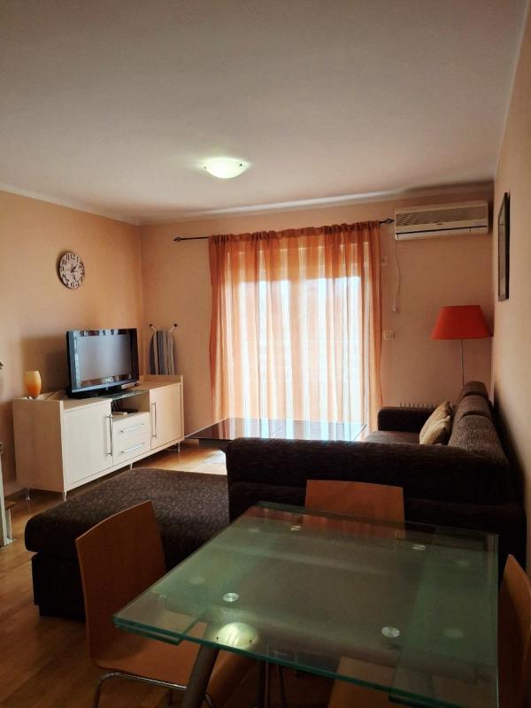 Geräumiges Duplex-Apartment in Budva (Becici) zu verkaufen