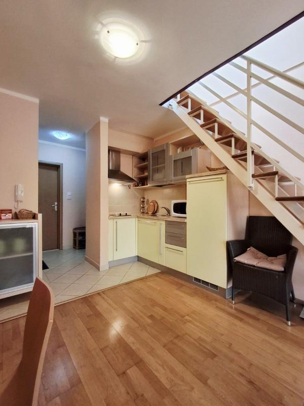 Geräumiges Duplex-Apartment in Budva (Becici) zu verkaufen