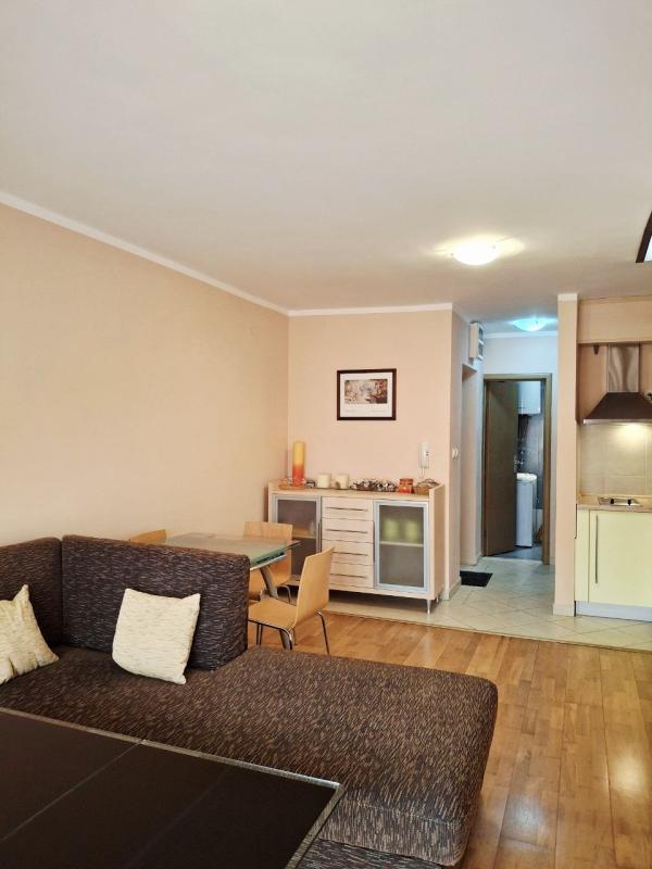 Geräumiges Duplex-Apartment in Budva (Becici) zu verkaufen
