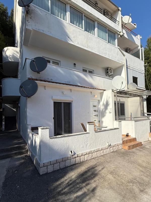 Renovierte Einzimmerwohnung mit Meerblickterrasse in Petrovac