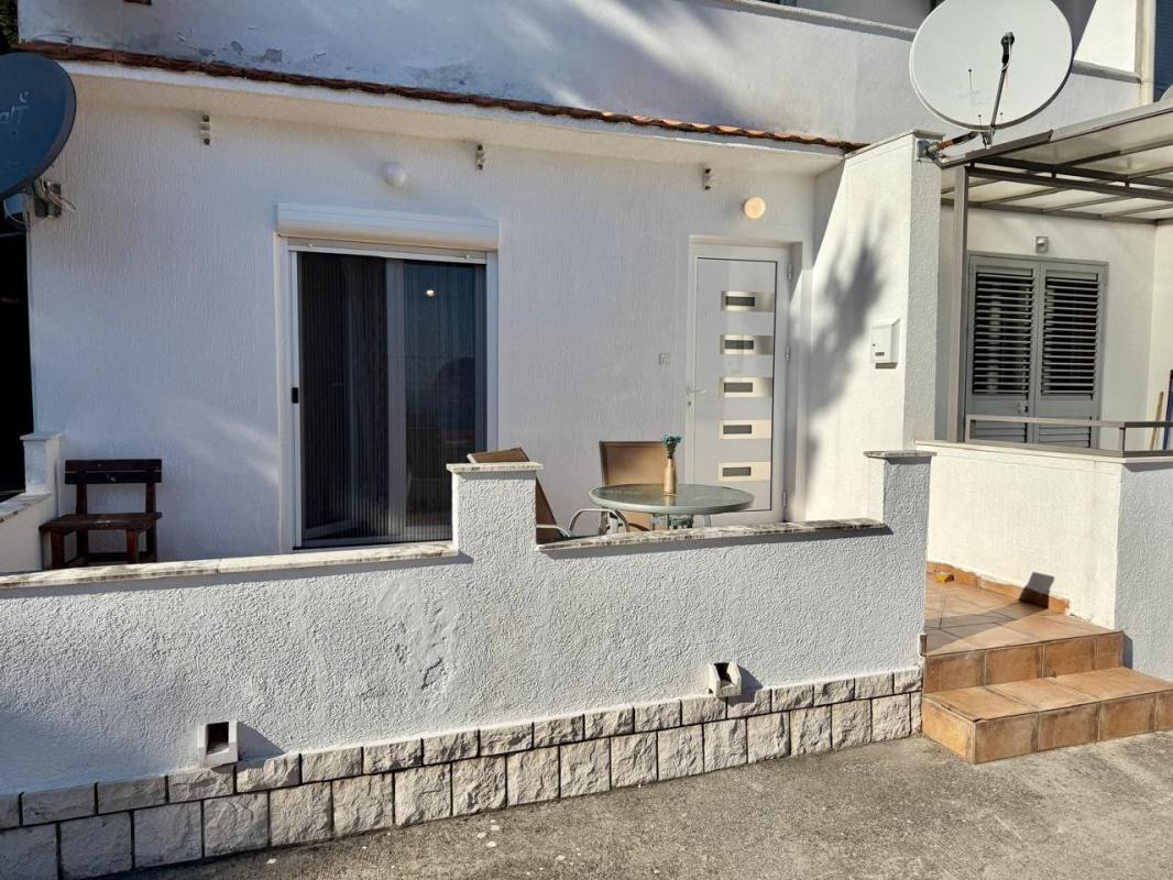 Renovierte Einzimmerwohnung mit Meerblickterrasse in Petrovac