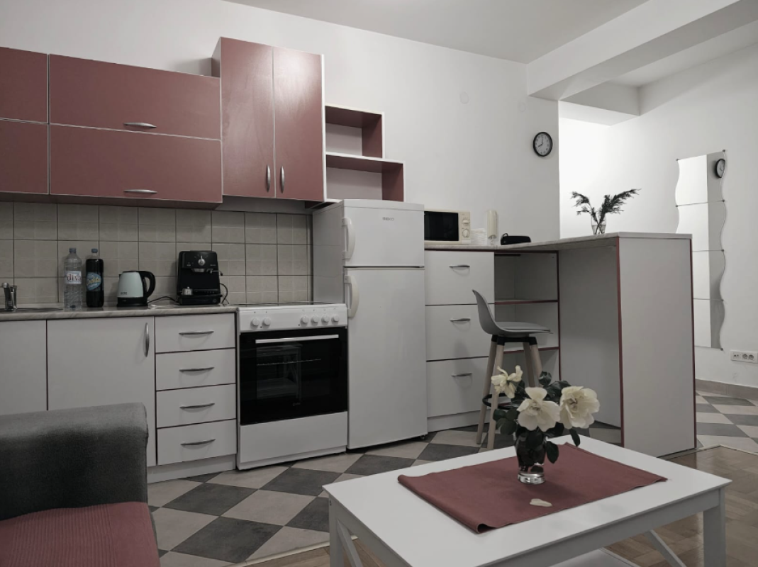 Helle 1-Zimmer-Wohnung mit zwei Balkonen und Bergblick