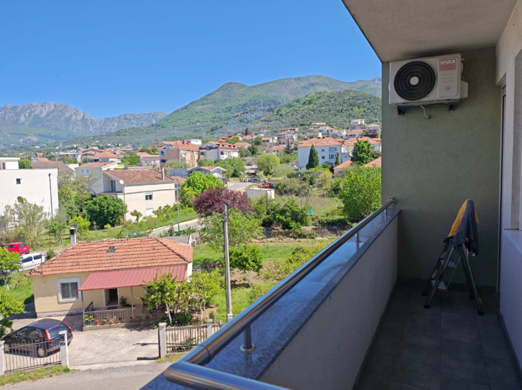 Helle 1-Zimmer-Wohnung mit zwei Balkonen und Bergblick