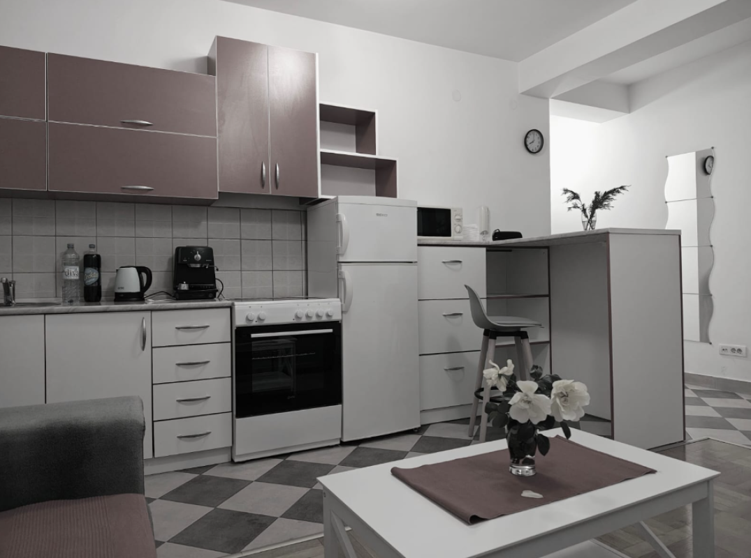 Helle 1-Zimmer-Wohnung mit zwei Balkonen und Bergblick
