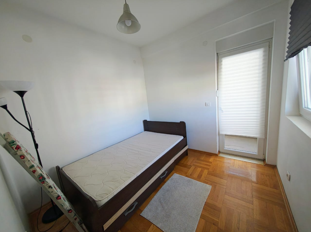 Helle 1-Zimmer-Wohnung mit zwei Balkonen und Bergblick