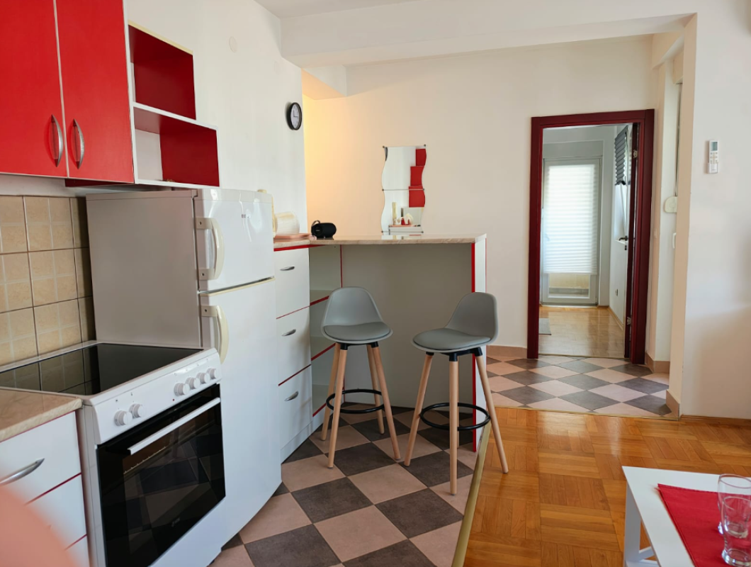 Helle 1-Zimmer-Wohnung mit zwei Balkonen und Bergblick