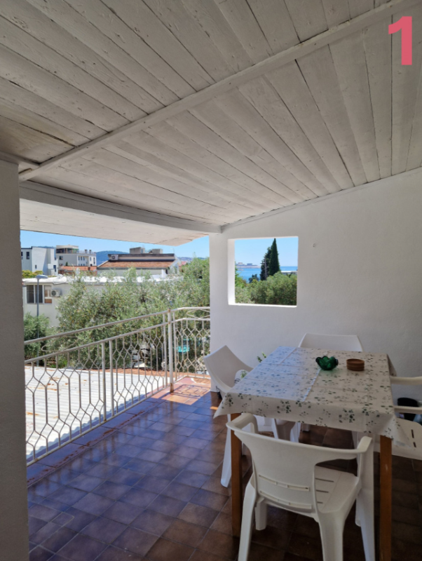Renovated 3-Bedroom Apartment 200m from the Sea, Bar (Šušanj)