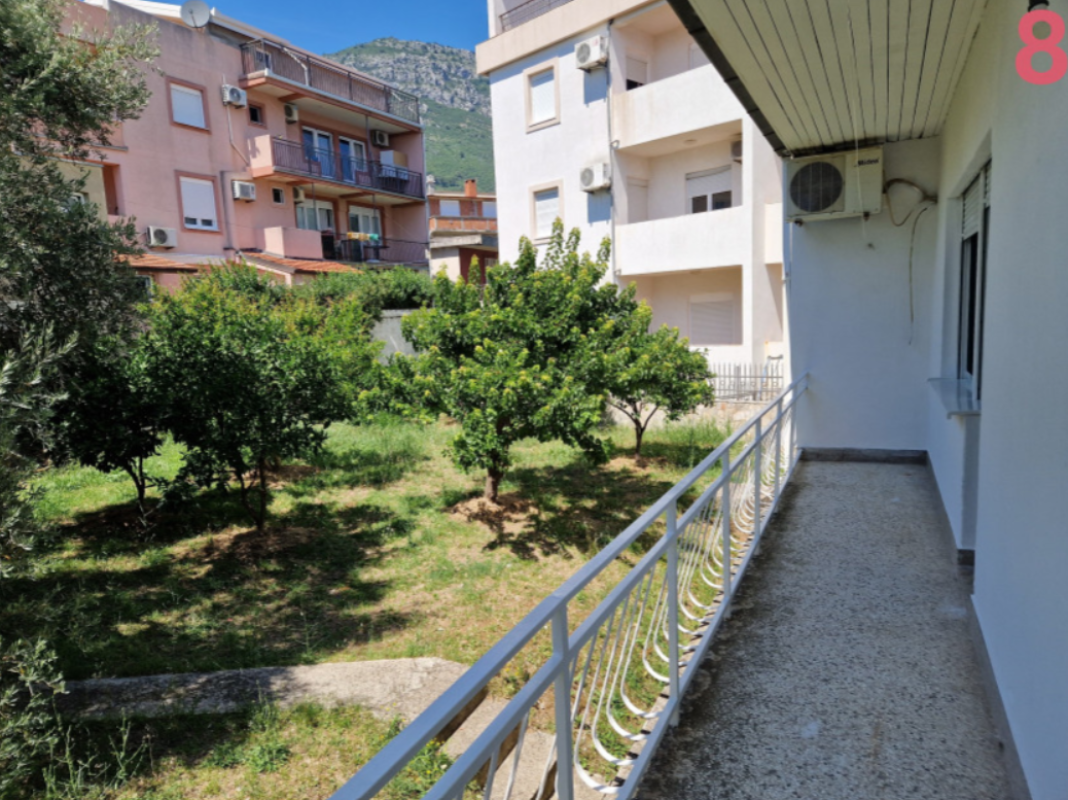 Renovated 3-Bedroom Apartment 200m from the Sea, Bar (Šušanj)