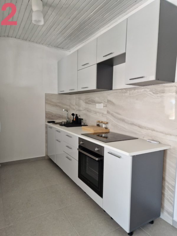 Renovated 3-Bedroom Apartment 200m from the Sea, Bar (Šušanj)