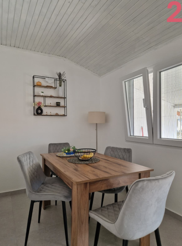 Renovated 3-Bedroom Apartment 200m from the Sea, Bar (Šušanj)