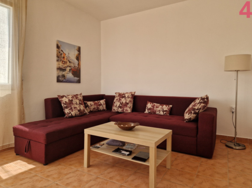 Renovated 3-Bedroom Apartment 200m from the Sea, Bar (Šušanj)