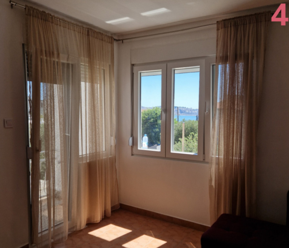 Renovated 3-Bedroom Apartment 200m from the Sea, Bar (Šušanj)