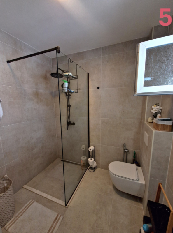 Renovated 3-Bedroom Apartment 200m from the Sea, Bar (Šušanj)