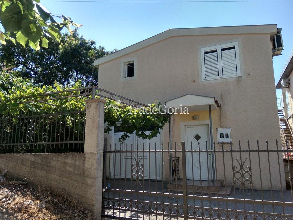 2-stöckiges Haus im Dorf Dobro Voda