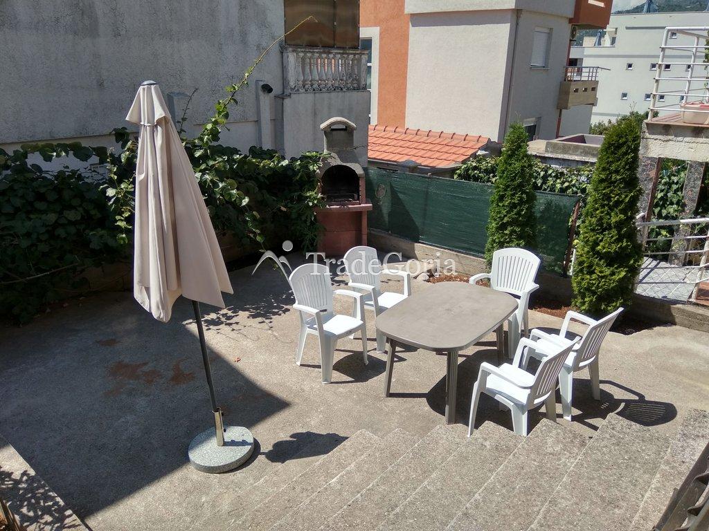 2-stöckiges Haus im Dorf Dobro Voda