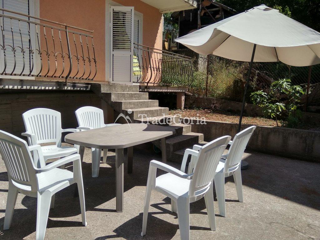 2-stöckiges Haus im Dorf Dobro Voda