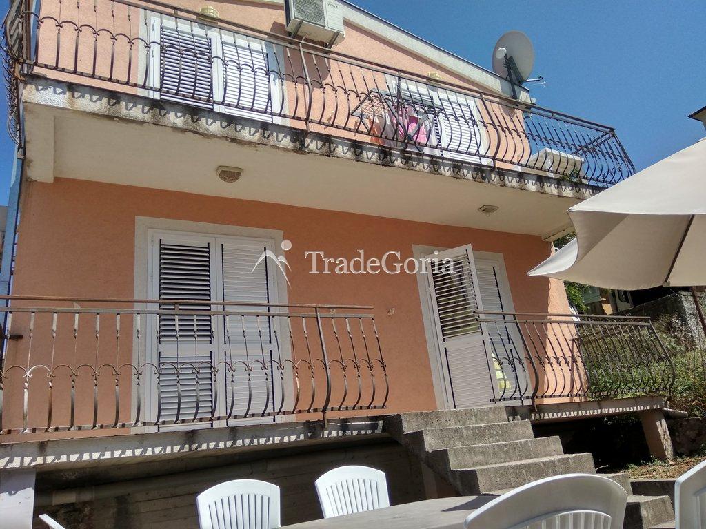 2-stöckiges Haus im Dorf Dobro Voda