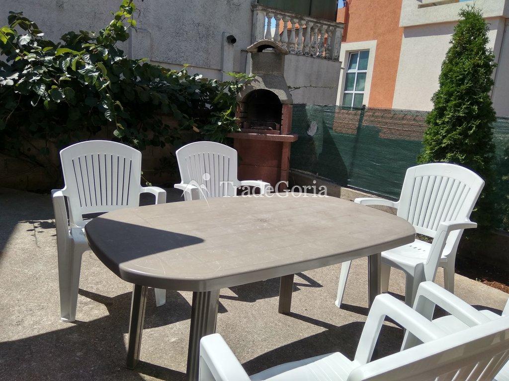 2-stöckiges Haus im Dorf Dobro Voda