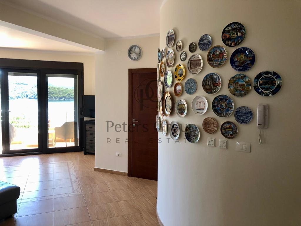 Legalni dvosobni stan, prva linija do mora, panoramski pogled