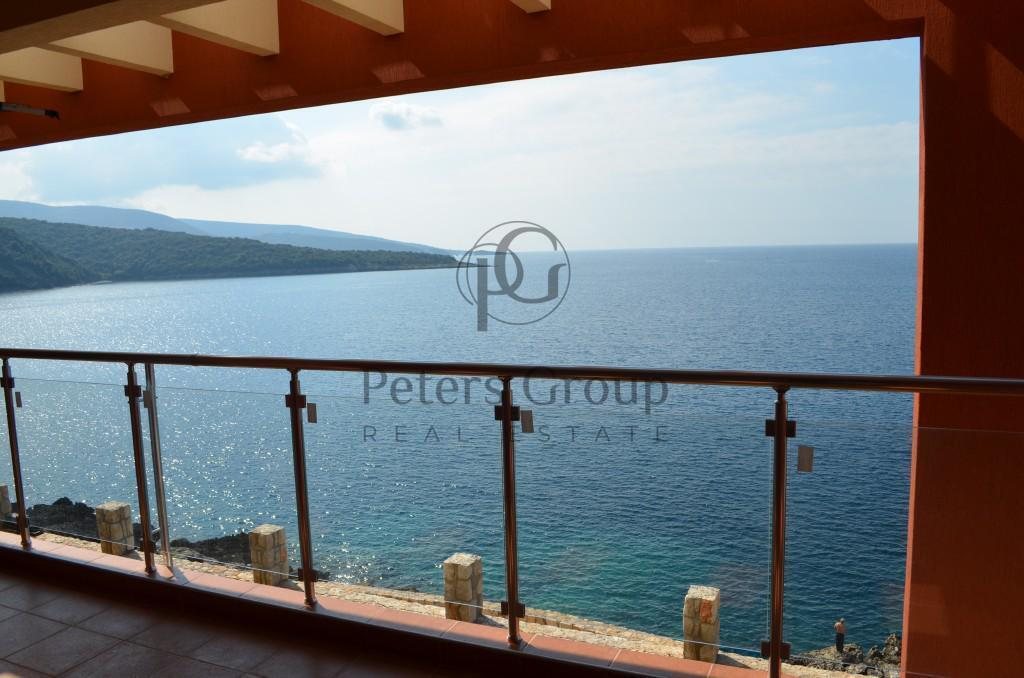 Legalni dvosobni stan, prva linija do mora, panoramski pogled