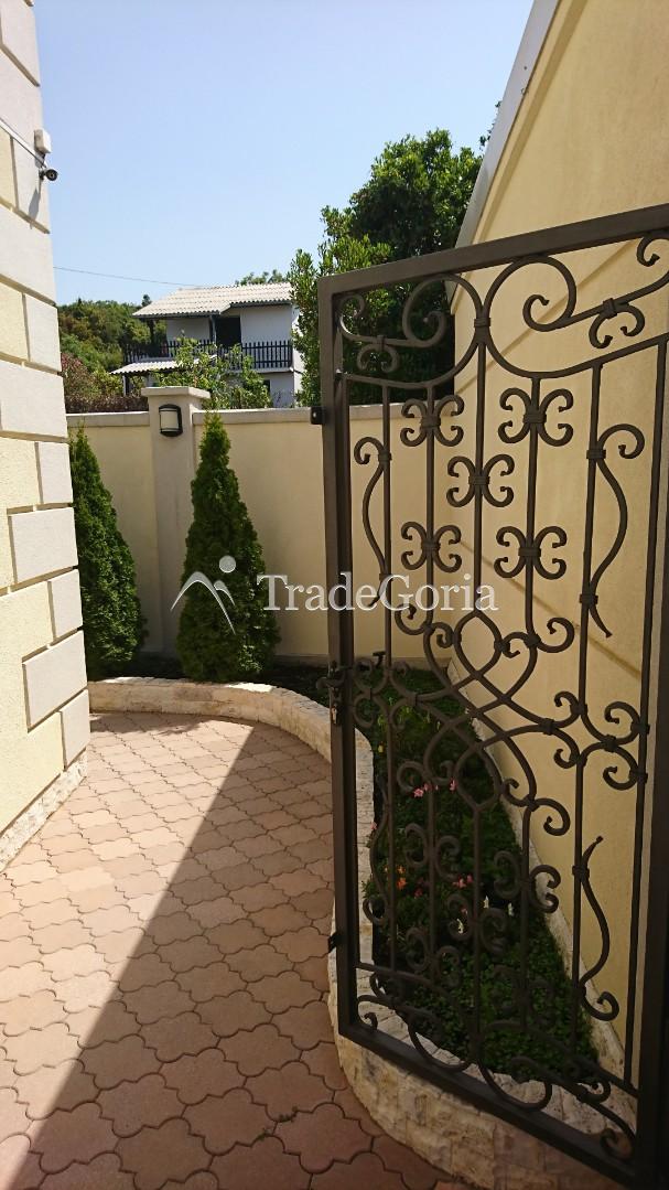 Beautiful villa in the resort village of Uteha, just 300 m from one of the cleanest coves, on the c