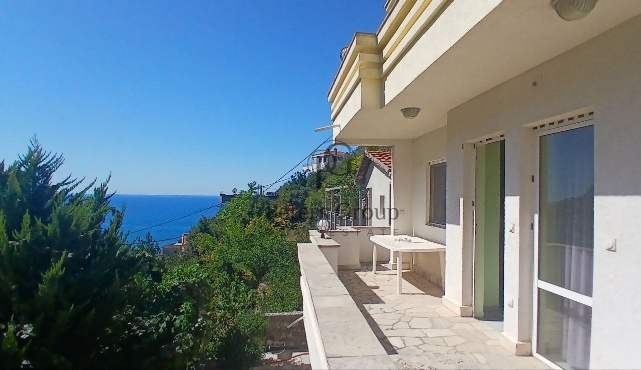 Haus in Ulcinj mit drei Apartments und Meerblick, 300 m zum Strand