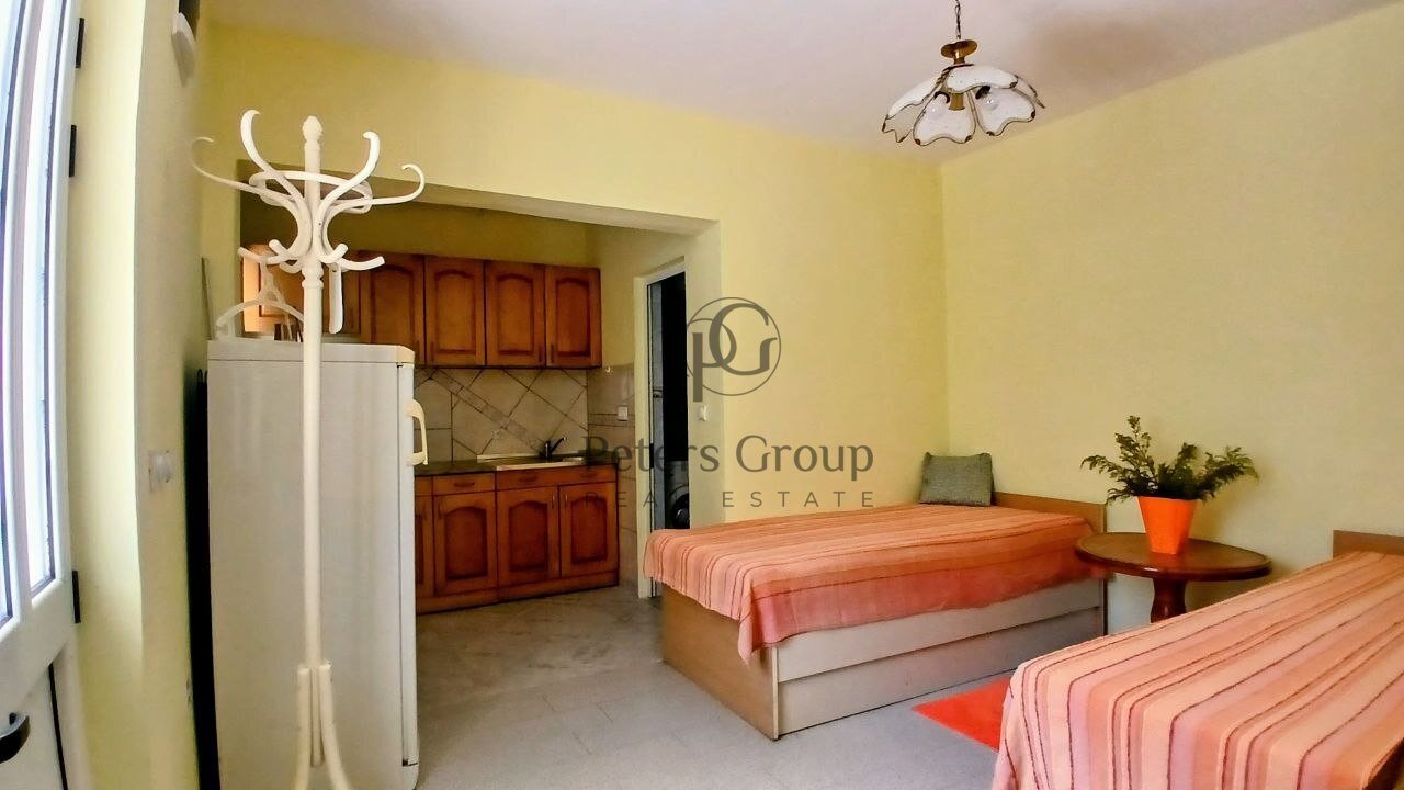 Haus in Ulcinj mit drei Apartments und Meerblick, 300 m zum Strand