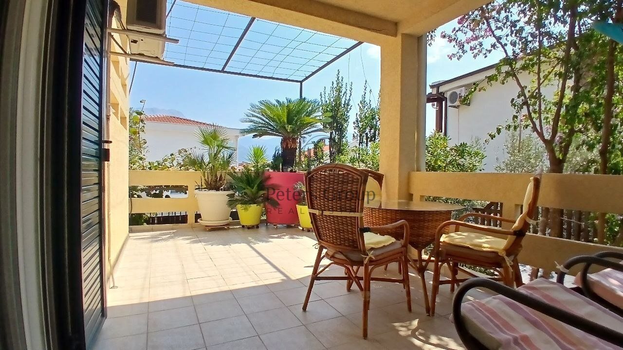 For sale: the first floor of a legal villa with land and all city utilities, located in a resort ar