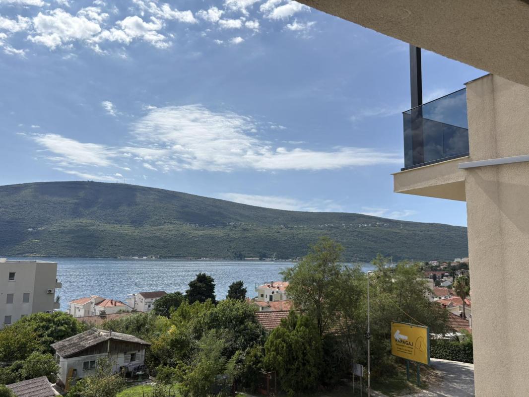 A 2-bedroom apartment for sale in a complex under construction in Baošići.