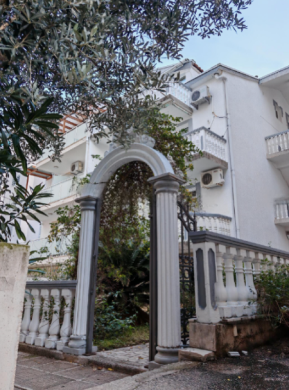 Hotel od 345 m2 na prodaju u Becicima