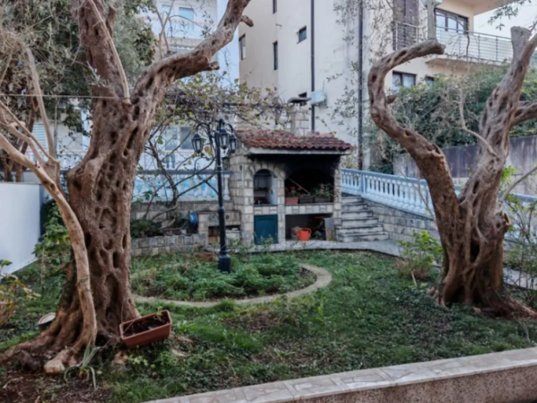 Hotel od 345 m2 na prodaju u Becicima